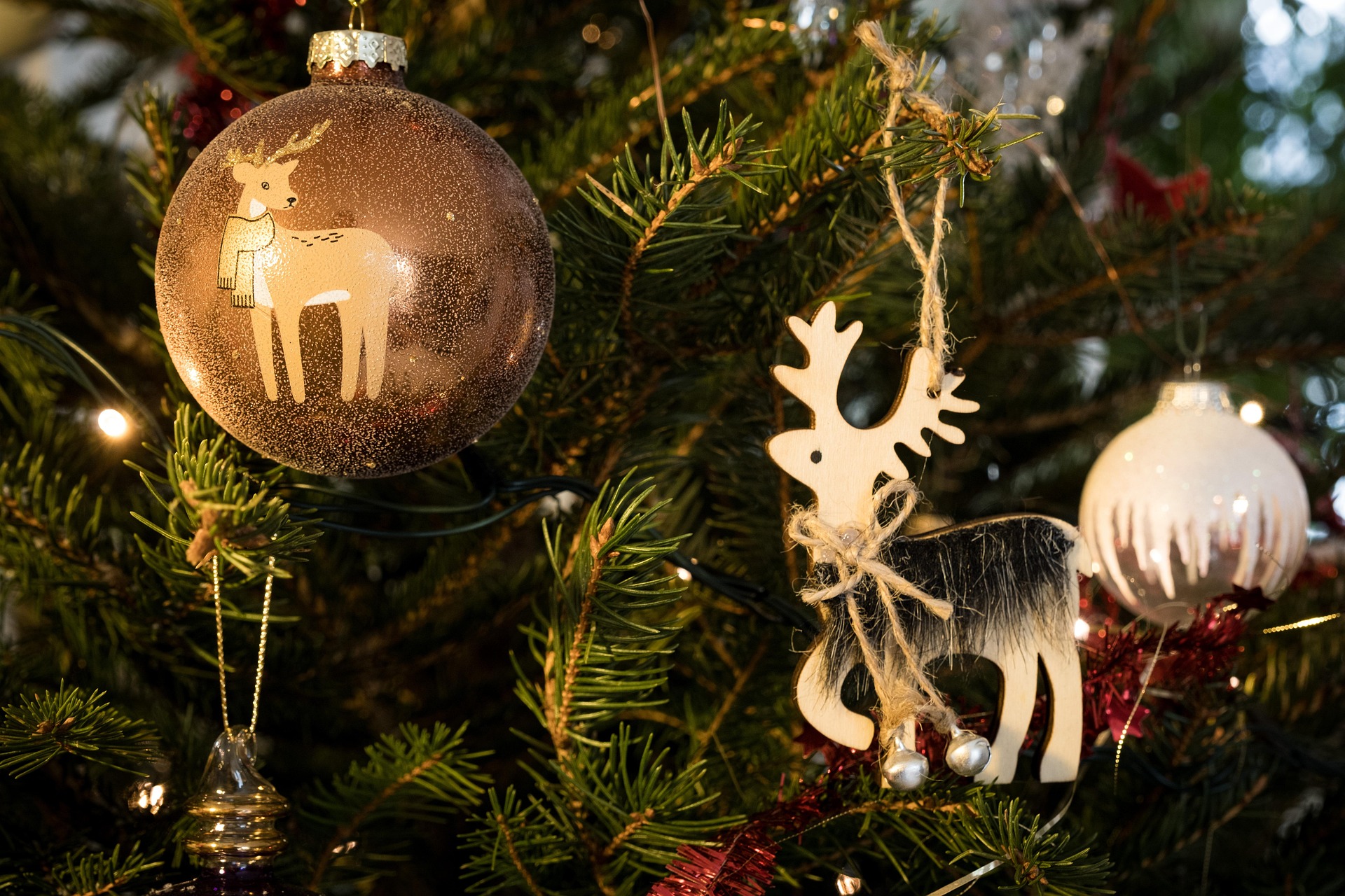 ČESTIT I BLAGOSLOVLJEN BOŽIĆ I SRETNU NOVU GODINU ŽELI VAM HPK