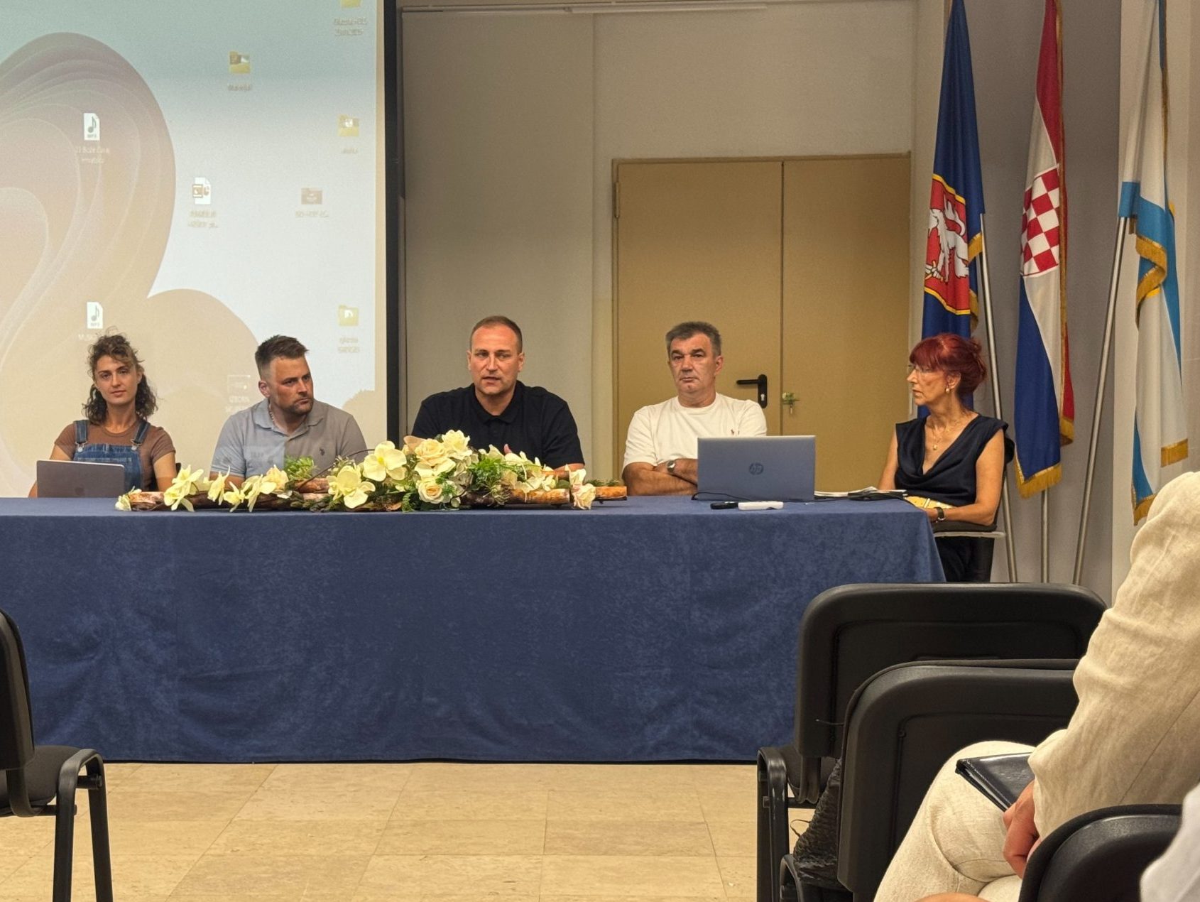 Ministar poljoprivrede David Vlajčić održao sastanak sa ličkim poljoprivrednicima